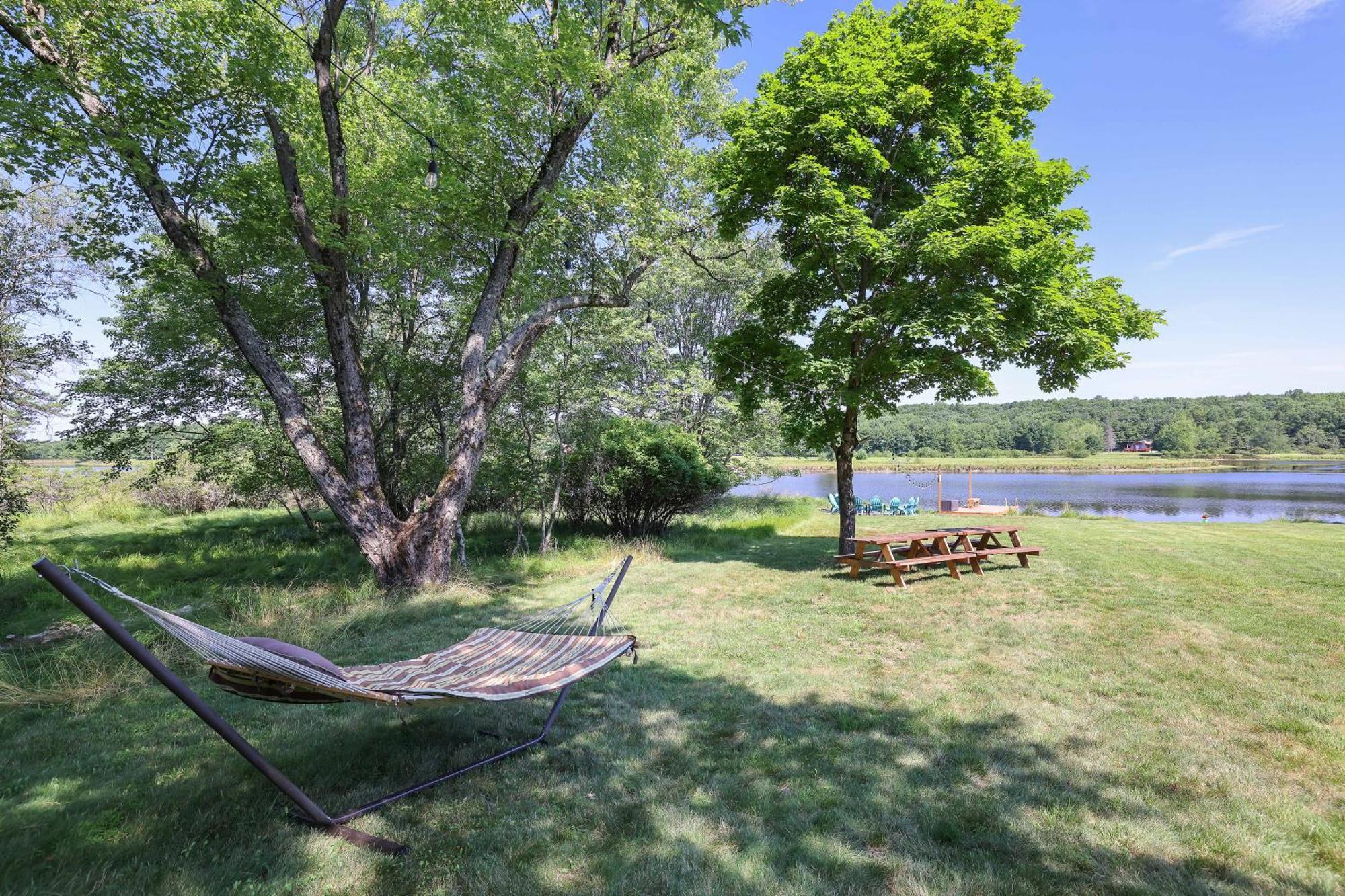Poconos Brand New Lakefront Oasis 1 Acre, Hottub Gameroom Firepits Talk About Privacy Albrightsville Exterior foto
